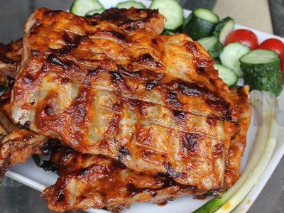 Kiaulienos šonkauliai ant anglių grietinėlės-česnako marinate pagrindine nuotrauka