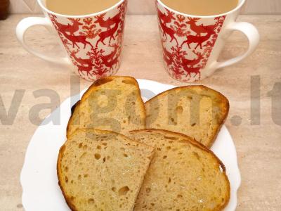 Rytinė kava su skrudinta duona pagrindine nuotrauka