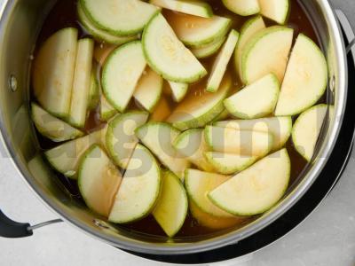 Cukinijos su pomidorų pasta žiemai Žingsnis 3