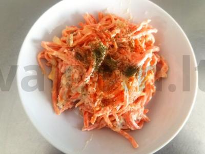 Korėjietiška morkų salotos aštriame grietinės padaže pagrindine nuotrauka