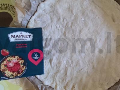 Pica su konservuotais pomidorais ir vištiena Žingsnis 1