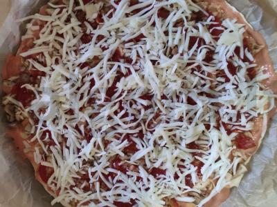 Pica su konservuotais pomidorais ir vištiena pagrindine nuotrauka