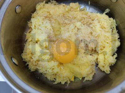 Didelis bulvinis blynas su sūriu ir baziliku Žingsnis 2