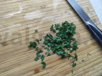 Pomidorų užkandis su sūriu ir žolelėmis Žingsnis 2