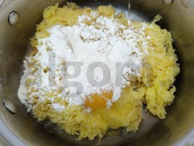 Didelis bulvinis blynas su sūriu ir baziliku Žingsnis 3