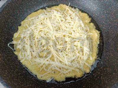 Didelis bulvinis blynas su sūriu ir baziliku Žingsnis 5