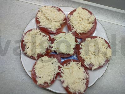 Pomidorų užkandis su sūriu ir žolelėmis Žingsnis 3