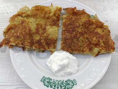 Didelis bulvinis blynas su sūriu ir baziliku pagrindine nuotrauka