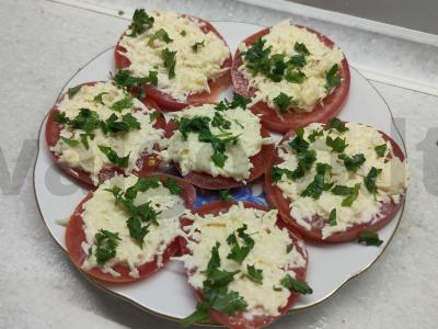 Pomidorų užkandis su sūriu ir žolelėmis pagrindine nuotrauka