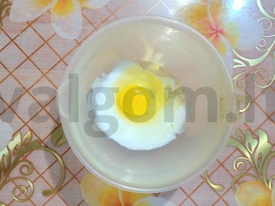 Greitas keksiukas su uogomis mikrobangų krosnelėje Žingsnis 1