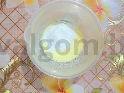 Greitas keksiukas su uogomis mikrobangų krosnelėje Žingsnis 2