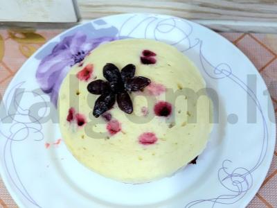 Greitas keksiukas su uogomis mikrobangų krosnelėje pagrindine nuotrauka