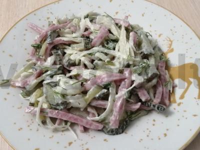 Salotas su servelatu „Aisberg“ pagrindine nuotrauka