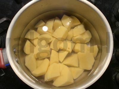 Bulvių kotletai su minkštu varškės sūriu Žingsnis 1