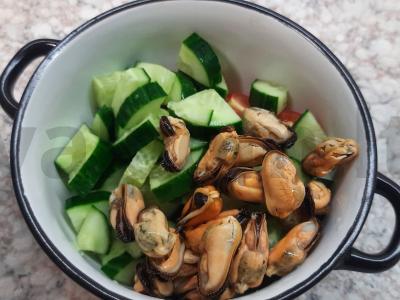 Daržovių salotas su jūros gėrybėmis Žingsnis 3