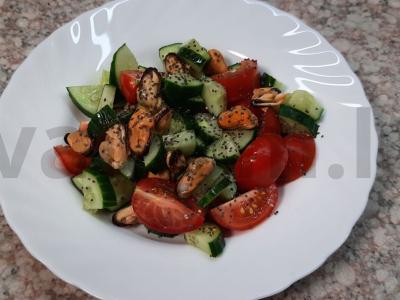 Daržovių salotas su jūros gėrybėmis pagrindine nuotrauka