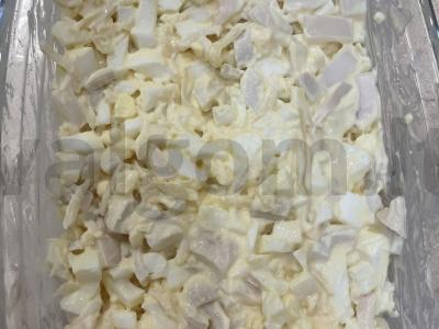 Salotos su kalmarais ir sūriu pagrindine nuotrauka