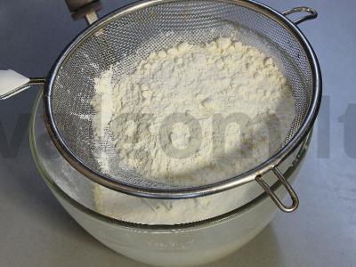 Ploni nėriniai blynai su kefyru ir gazuotu vandeniu Žingsnis 4