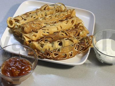 Ploni nėriniai blynai su kefyru ir gazuotu vandeniu pagrindine nuotrauka