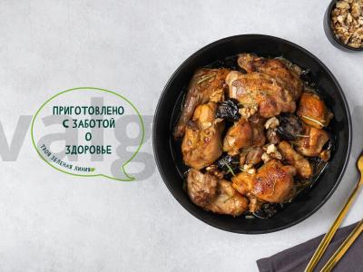 Kailinis triušis su džiovintais slyvomis pagrindine nuotrauka