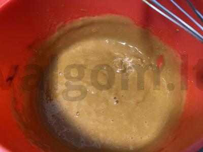 Švelnus tortas su virta saldžia grietinėle Žingsnis 1