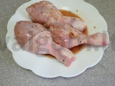 Vištienos blauzdelės apelsinų marinate su bulvėmis Žingsnis 2