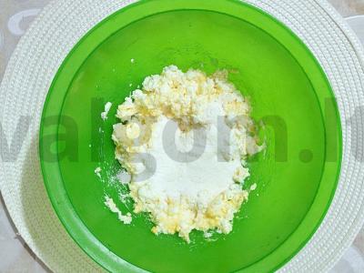 Kvapnūs varškėčiai su džiovintomis abrikosais Žingsnis 2