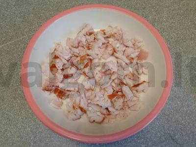 Salotos su rūkytomis vištienos krūtinėlėmis, džiovintais abrikosais, grybais ir graikiniais riešutais Žingsnis 1