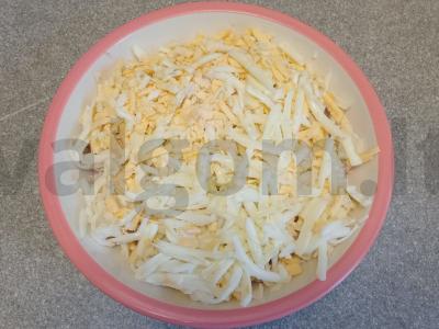 Salotos su rūkytomis vištienos krūtinėlėmis, džiovintais abrikosais, grybais ir graikiniais riešutais Žingsnis 2