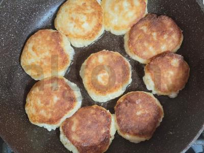 Kvapnūs varškėčiai su džiovintomis abrikosais Žingsnis 5