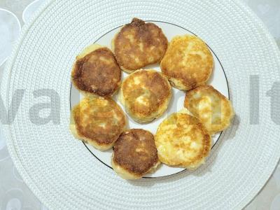 Kvapnūs varškėčiai su džiovintomis abrikosais pagrindine nuotrauka