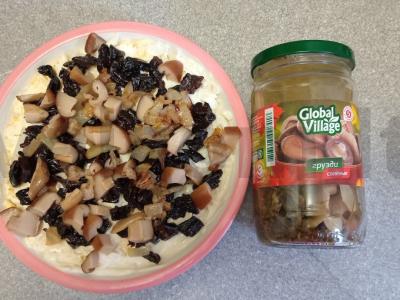 Salotos su rūkytomis vištienos krūtinėlėmis, džiovintais abrikosais, grybais ir graikiniais riešutais Žingsnis 5