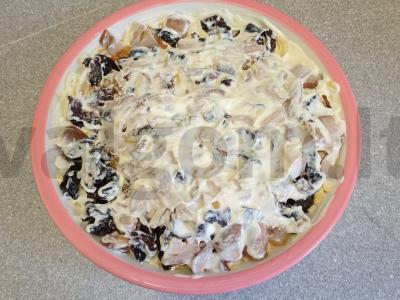 Salotos su rūkytomis vištienos krūtinėlėmis, džiovintais abrikosais, grybais ir graikiniais riešutais Žingsnis 6