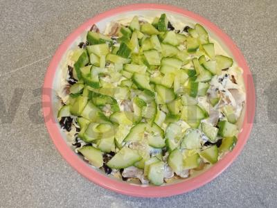 Salotos su rūkytomis vištienos krūtinėlėmis, džiovintais abrikosais, grybais ir graikiniais riešutais Žingsnis 7