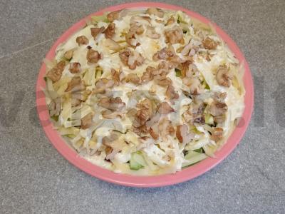 Salotos su rūkytomis vištienos krūtinėlėmis, džiovintais abrikosais, grybais ir graikiniais riešutais pagrindine nuotrauka