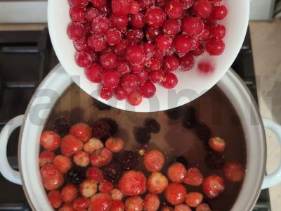 Kvapnus kompotas „Uogų asorti“ Žingsnis 1