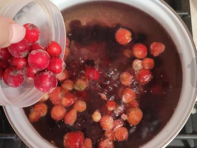 Kvapnus kompotas „Uogų asorti“ Žingsnis 2