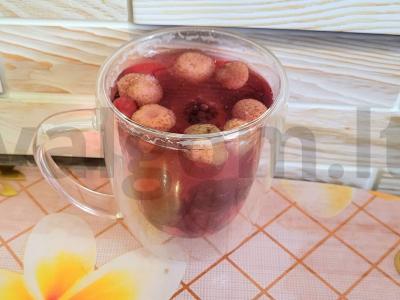 Kvapnus kompotas „Uogų asorti“ pagrindine nuotrauka