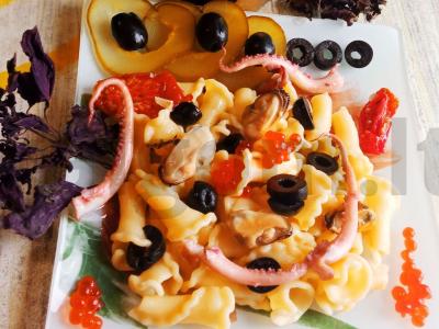 Kampanella su jūros kokteiliu ir alyvuogėmis pagrindine nuotrauka