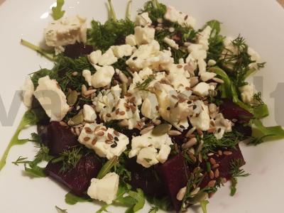 Rukolos, virtos burokėlių ir sūrio salotas pagrindine nuotrauka