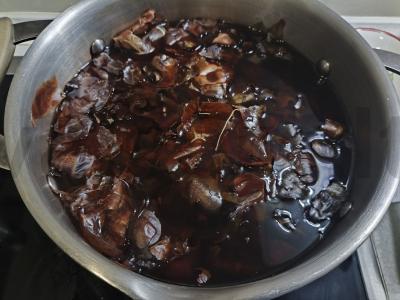 Velykiniai kiaušiniai, dažyti svogūnų lukštais Žingsnis 1