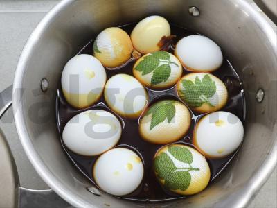 Velykiniai kiaušiniai, dažyti svogūnų lukštais Žingsnis 3