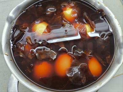 Velykiniai kiaušiniai, dažyti svogūnų lukštais Žingsnis 4