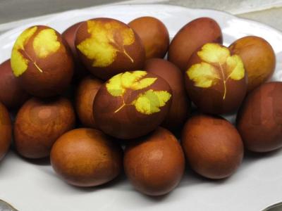 Velykiniai kiaušiniai, dažyti svogūnų lukštais pagrindine nuotrauka