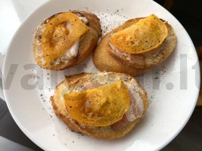 Sotūs tostai su sviestu, bekonu ir geltonu pomidoru pagrindine nuotrauka