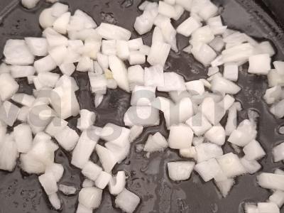 Makaronai su troškiniu ir svogūnais Žingsnis 1