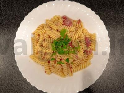 Makaronai su troškiniu ir svogūnais pagrindine nuotrauka