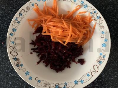 Salotos su burokėliais, korėjietiška morkų salotomis, svogūnais ir graikišku jogurtu Žingsnis 1