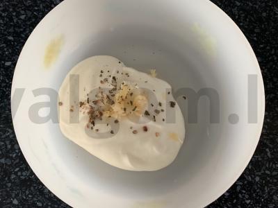 Salotos su burokėliais, korėjietiška morkų salotomis, svogūnais ir graikišku jogurtu Žingsnis 3