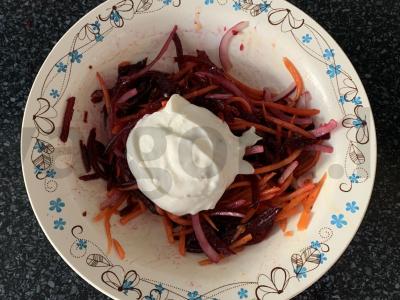 Salotos su burokėliais, korėjietiška morkų salotomis, svogūnais ir graikišku jogurtu Žingsnis 4